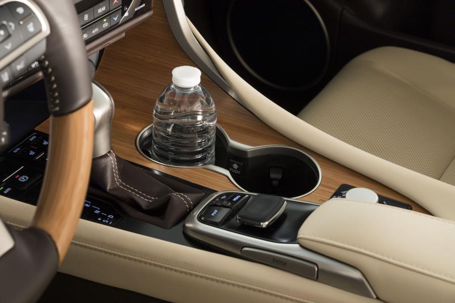 Детали интерьера Lexus RX350L 2018 года  (NA) (фото 19 из 51)